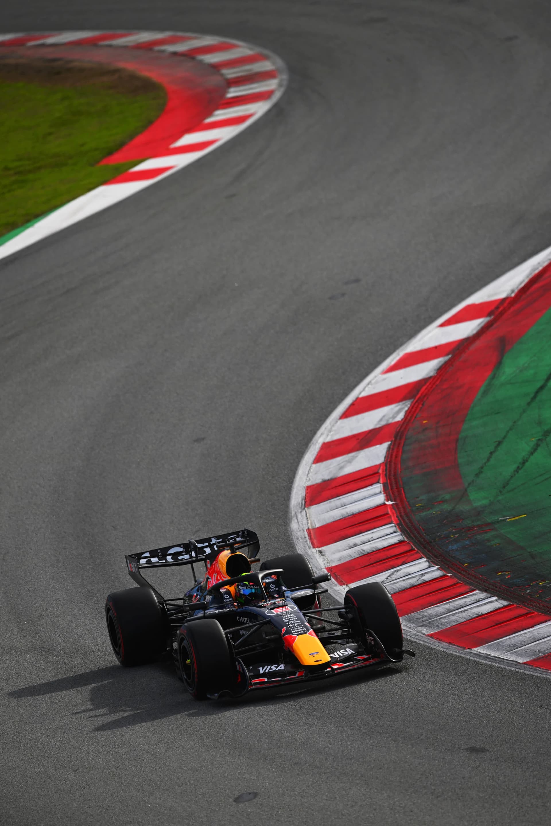 HADJAR ERÖFFNET DIE TESTS IN BARCELONA FÜR RED BULL RACING