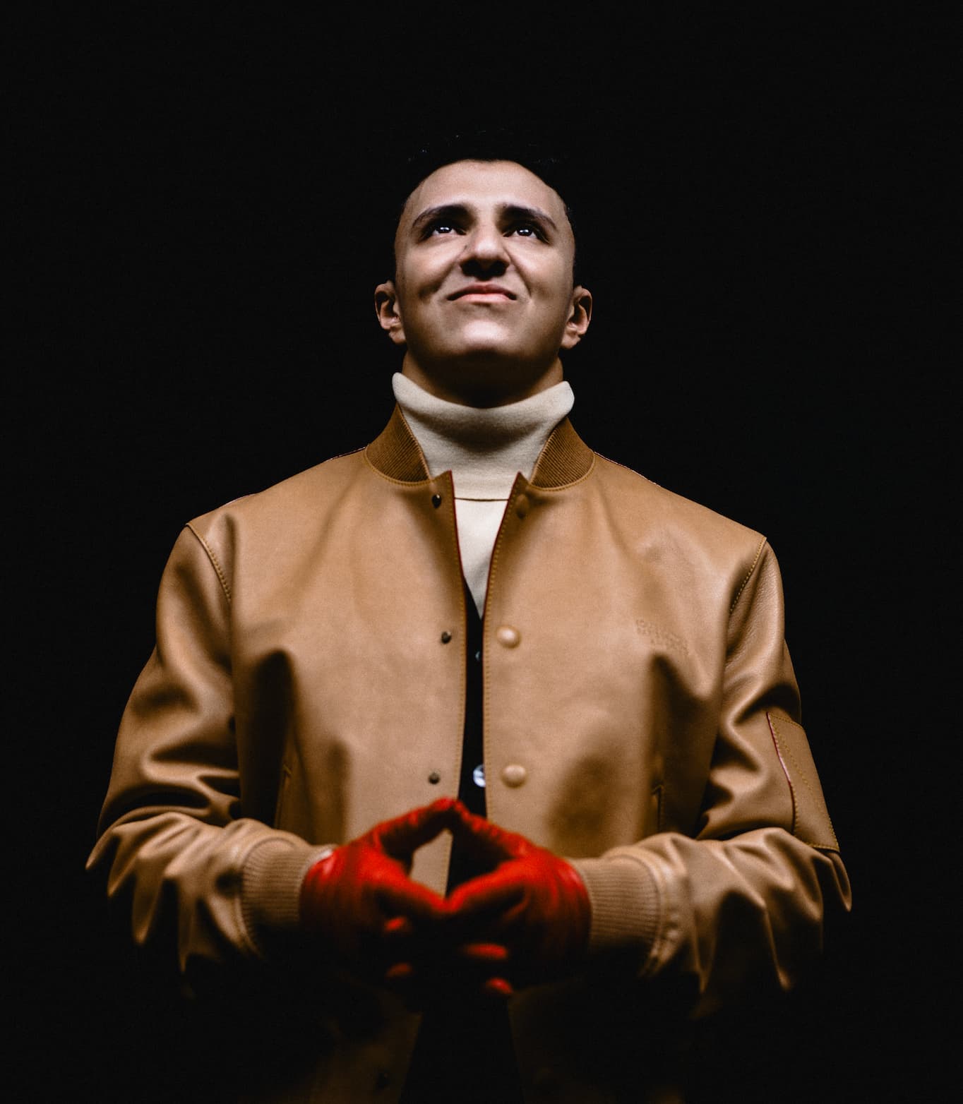 ISACK HADJAR AU PREMIER PLAN SUR LA COUVERTURE GQ MIDDLE EAST HYPE EN TANT QUE LAURÉAT GQ MOTY