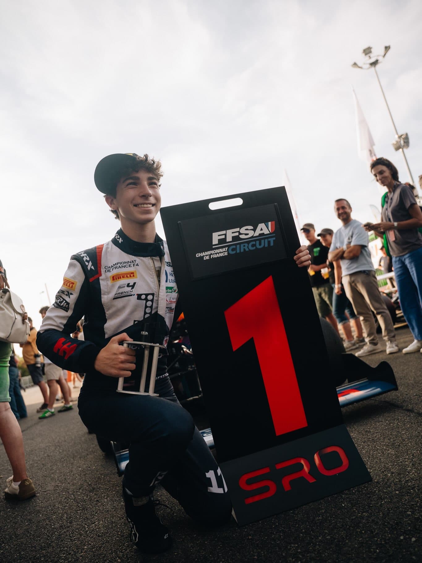 HISTORIA EN MAGNY-COURS: MAVERICK MCKENNA SE LLEVA SU PRIMER TRIUNFO EN EL F4 FRANCÉS